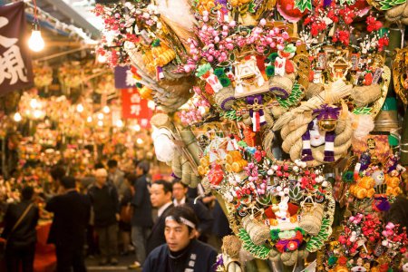 Téléchargez les photos : De nombreux râteaux de bon augure ou kumade kissh et les gens au festival Tori-no-Ichi au Japon - en image libre de droit