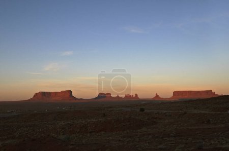 Foto de Monument Valley en la frontera entre Arizona y Utah en Estados Unidos. - Imagen libre de derechos