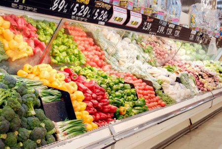 Téléchargez les photos : Légumes-fruits dans un supermarché - en image libre de droit