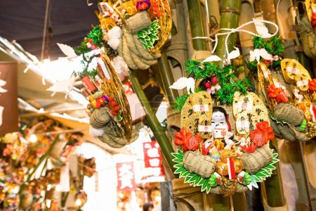 Téléchargez les photos : Bouquet de râteaux de bon augure ou baiser kumade.Tori no Ichi tenue en Novembre dans la ville de Yokohama, Préfecture Kanagawa - en image libre de droit