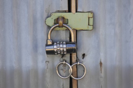 Foto de Candado en la puerta de metal, primer plano - Imagen libre de derechos