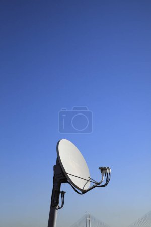Téléchargez les photos : Satellite dish antenna on blue sky background - en image libre de droit