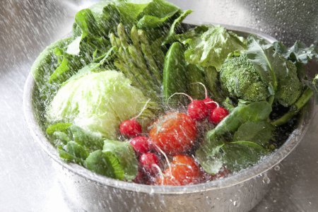 Foto de Verduras frescas en el tazón bajo el agua - Imagen libre de derechos