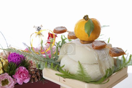 Traditionelle japanische Neujahrsdekoration Kagamimochi, japanische Bedeutung - Feier oder Gratulation