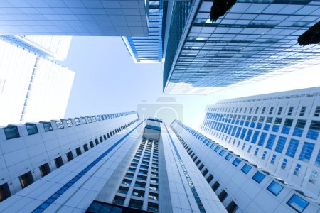 Téléchargez les photos : Vue du bas des gratte-ciel dans la ville moderne, vue de jour - en image libre de droit