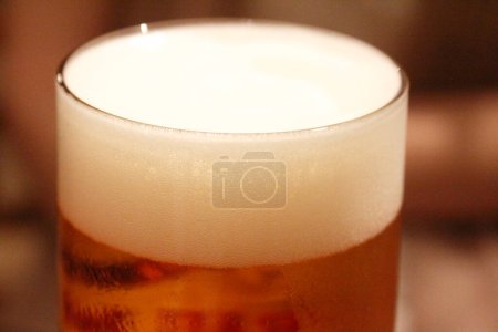 Téléchargez les photos : Gros plan d'un verre de bière sur le fond - en image libre de droit