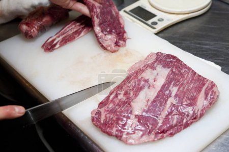 Foto de Placa con carne en rodajas en la mesa de la cocina, vista de primer plano - Imagen libre de derechos