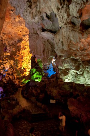 Téléchargez les photos : Belle vue sur la grotte, monument de la nature - en image libre de droit