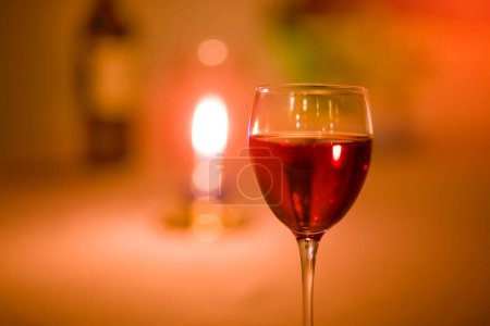 Foto de Copa de vino tinto sobre un fondo de mesa, de cerca - Imagen libre de derechos