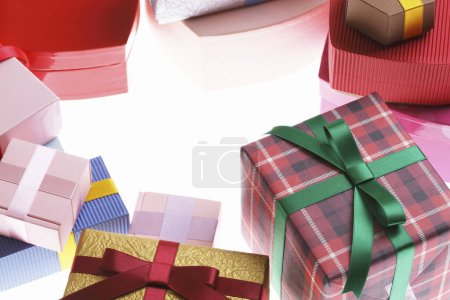 Téléchargez les photos : Boîtes cadeaux colorées sur fond blanc - en image libre de droit