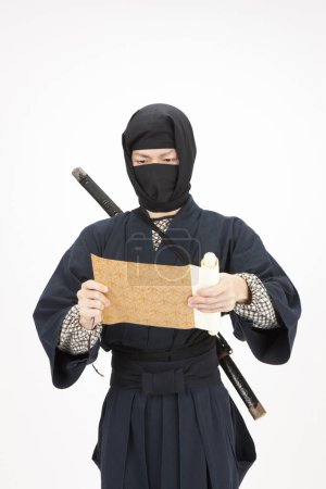 Téléchargez les photos : Japonais samouraï tenant papyrus - en image libre de droit