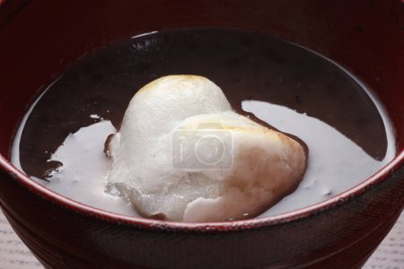 Téléchargez les photos : Shiruko est une soupe sucrée avec haricots adzuki et gâteau de riz. - en image libre de droit