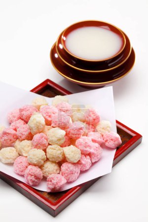 Foto de Cultura japonesa. Hina-arare, y hishimochi y konpeito.Hishimochi es una torta de arroz con forma de diamante de tres colores.El 3 de marzo, Japón celebra Hina-matsuri, un festival que celebra a las niñas.. - Imagen libre de derechos