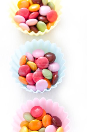 Téléchargez les photos : Bonbons colorés dans des bols sur le fond, gros plan - en image libre de droit