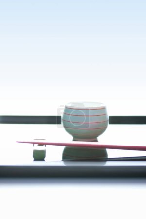 Téléchargez les photos : Un plan studio d'une baguette japonaise blanche et rose et bleue - en image libre de droit