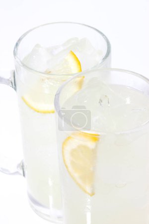 Téléchargez les photos : Tranches de citron frais dans des tasses en verre isolées sur fond blanc - en image libre de droit