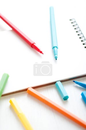 Téléchargez les photos : Stylos feutre coloré et bloc-notes sur fond - en image libre de droit