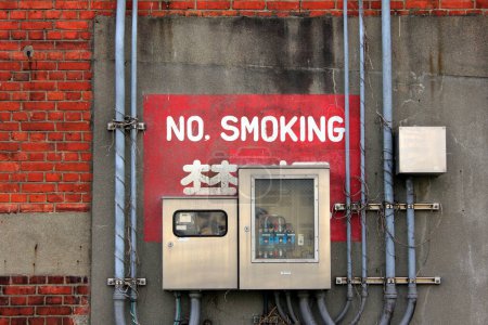 Foto de No fumar signo en la pared de ladrillo rojo - Imagen libre de derechos