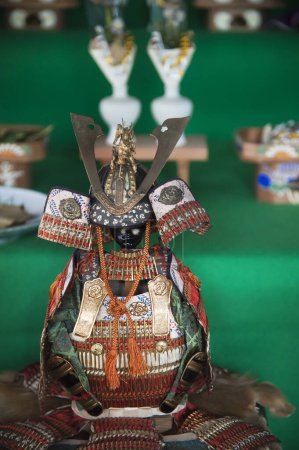 Traditionelle Satsuki-Puppe im japanischen Stil im Hintergrund, Nahaufnahme