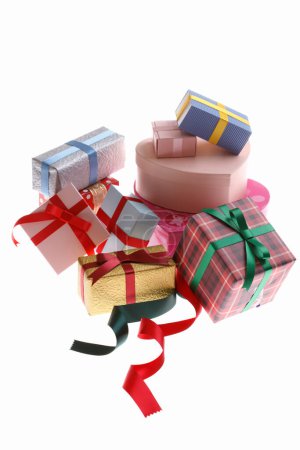 Téléchargez les photos : Boîtes cadeaux colorées sur fond blanc - en image libre de droit