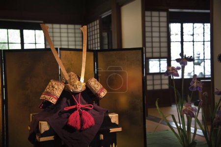 Poupée Satsuki traditionnelle de style japonais sur fond, gros plan