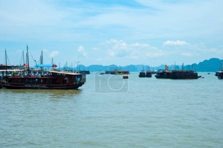 Téléchargez les photos : Bateaux à la mer par une journée ensoleillée, Vietnam - en image libre de droit