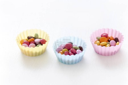 Foto de Caramelos de colores en cuencos en el fondo, de cerca - Imagen libre de derechos