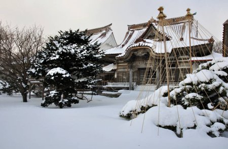 Téléchargez les photos : Plan panoramique de l'ancien temple japonais recouvert de neige Hokkaido, Japon - en image libre de droit