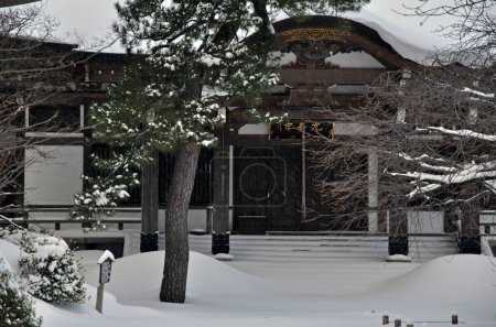 Foto de Plano escénico del antiguo templo japonés en Hokkaido cubierto de nieve, Japón - Imagen libre de derechos