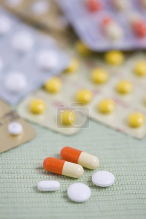 Téléchargez les photos : Pilules colorées sur le fond de la table, gros plan - en image libre de droit