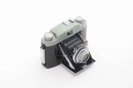 Téléchargez les photos : Caméra vintage isolée sur fond blanc
. - en image libre de droit