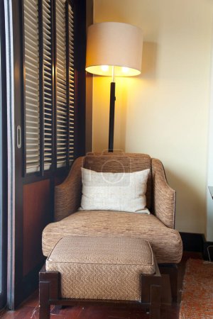 Téléchargez les photos : Oreiller confortable sur chaise canapé à l'intérieur de l'hôtel - en image libre de droit