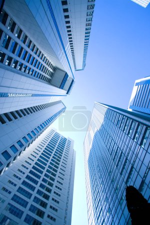 Téléchargez les photos : Vue du bas des gratte-ciel dans la ville moderne, vue de jour - en image libre de droit