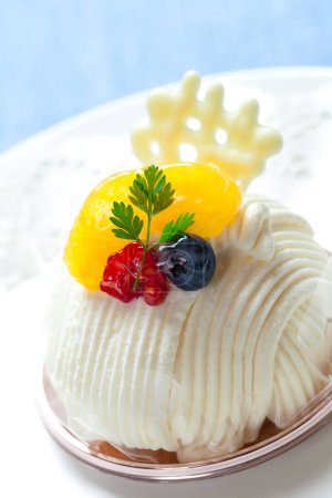 Foto de Vista de primer plano de delicioso postre dulce con frutas y crema - Imagen libre de derechos