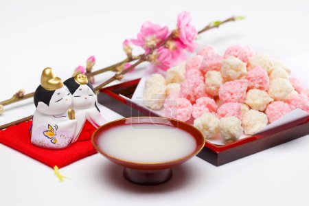 Japanische Kultur. Hina-arare und hishimochi und konpeito.Hishimochi ist ein dreifarbiges, diamantförmiges Reiskuchen.Am 3. März feiert Japan Hina-matsuri, ein Fest zu Ehren der Mädchen.