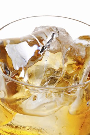 Téléchargez les photos : Verre de whisky avec glace sur fond blanc - en image libre de droit
