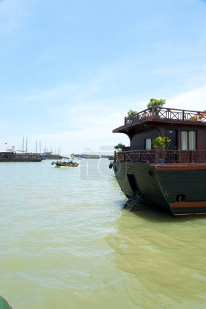 Téléchargez les photos : Bateau dans le port de la mer, Vietnam - en image libre de droit