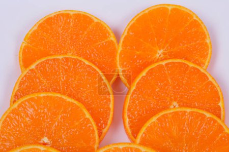 Téléchargez les photos : Assiette d'oranges tranchées isolées sur fond blanc - en image libre de droit