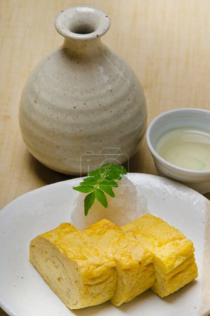 Dashimaki tamago, tortilla enrollada estilo japonés en placa