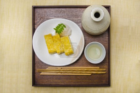 Dashimaki tamago, tortilla enrollada estilo japonés en placa