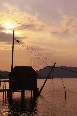 Téléchargez les photos : Maison de pêche au coucher du soleil - en image libre de droit