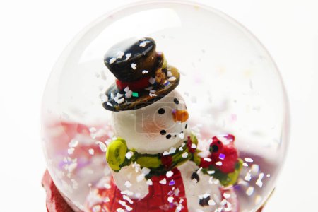 Téléchargez les photos : Belle boule à neige avec un bonhomme de neige à l'intérieur, gros plan - en image libre de droit