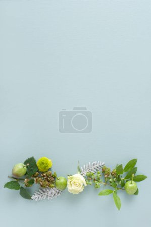 Foto de Rosas blancas sobre un fondo blanco. Tarjeta de boda. vista superior con espacio de copia. - Imagen libre de derechos