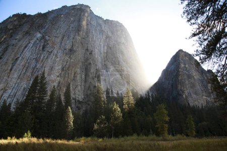 Foto de Hermoso paisaje otoñal en el Parque Nacional Yosemite, Yosemite, EE.UU. - Imagen libre de derechos