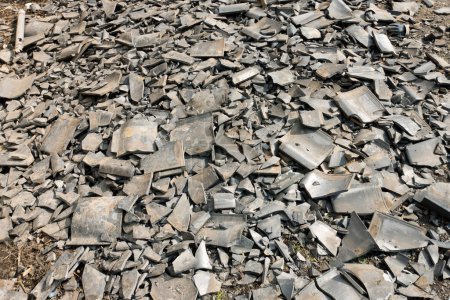 Foto de Pedazos rotos de hierro en el suelo, de cerca - Imagen libre de derechos