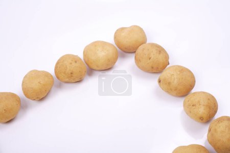 Téléchargez les photos : Cadre de pommes de terre crues sur fond blanc - en image libre de droit