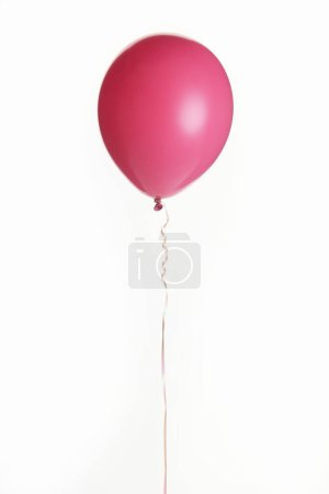 Foto de Globo rosa para fiesta de cumpleaños aislado sobre fondo blanco - Imagen libre de derechos