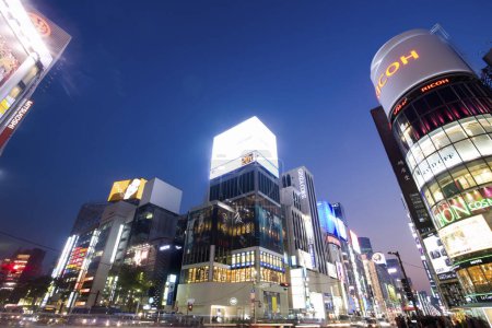 Téléchargez les photos : Quartier commerçant de Ginza aux heures de pointe à Tokyo
. - en image libre de droit
