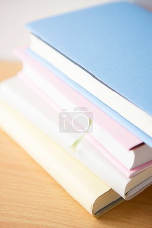Téléchargez les photos : Pile de livres sur la table - en image libre de droit