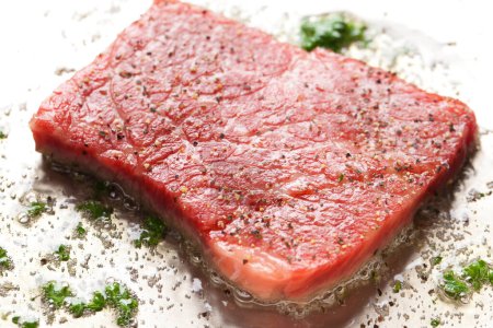 Téléchargez les photos : Steak de bœuf cru sur poêle à frire à l'huile - en image libre de droit